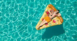 نقد فیلم Palm Springs (پالم اسپرینگز 2020) : موضوع قدیمی با پرداختی نو